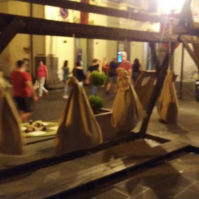 010 Una Losca Figura Si Avvicina Alla Primizia