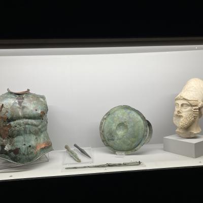 020 Corazza E Scudo E Lance Provenienti Dal Museo Antonio Salinas Di Palermo E Testa Maschile Con Elmo Corinzo Proveniente Da Messina