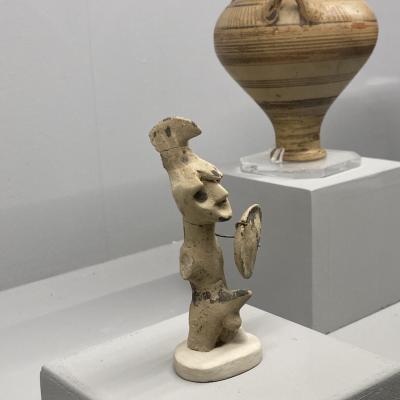 025 Statuetta Fittile Di Guerriero E Vaso Triansato Miceneo