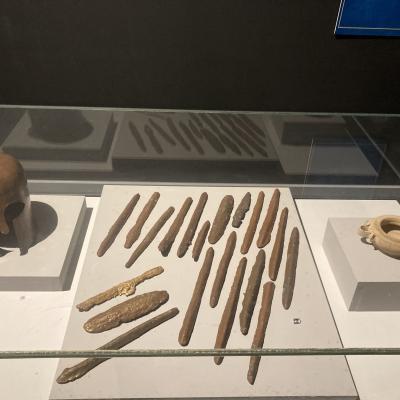 031 La Nave Trasportava Un Carico Costituito Da Beni Di Pregio Ceramica Attica Figurata E A Vernice Nera Ceramica Laconica Oggetti In Bronzo Anfore Vinarie E Olearie