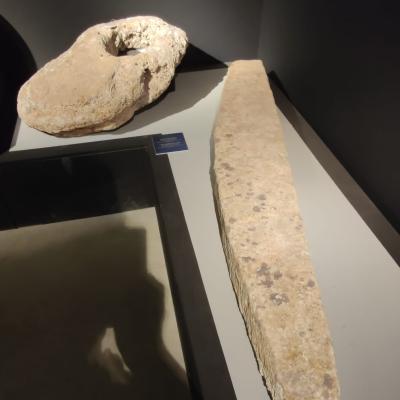 043 Ancora Litica Forata E Ceppo Di Ancora Litica
