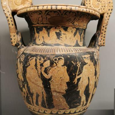 046 Cratere A Volute. Siceliota Con Figure Di Dionisio Musa Hermes