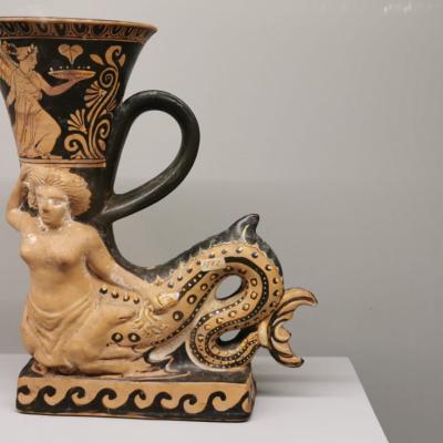 047 Rhyton Monoansato Apulo Con Corpo Modellato A Forma Di Scilla Attribuito Ad Un Ceramografo Vicino Allo Stile Gruppo Del Negro