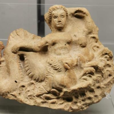 048 Frammento Di Arula Fittile Con Figura Di Scilla