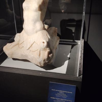 049 Statua Di Marmo Raffigurante Scilla Corpo Equamoso Di Un Pesce Terminando Con Una Coda Biforcuta