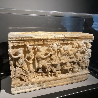 050 Cassa Di Urna Ceneraria Etrusca Dove E Raffigurato Ulisse Durante Il Banchetto Dei Proci Che Li Colpisce Con Delle Frecce