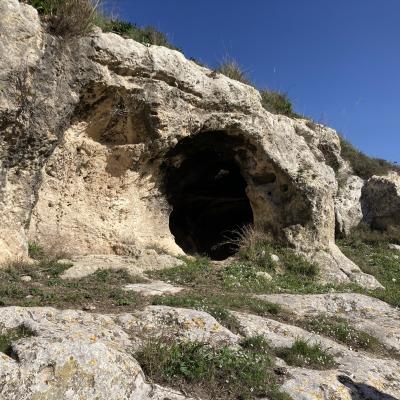 011 Nel Complesso Si Trovano Anche Altre Cavita Scavate Nella Roccia Conosciute Come Dieri Dei Donari Erano Delle Antiche Abitazioni Rupestri