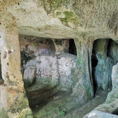 012 Nel Sito Sono Presenti Diverse Grotte Le Prime Adibite A Catacombe Di Cui Una Con Tombe Ad Arcosolio E A Fossajpg