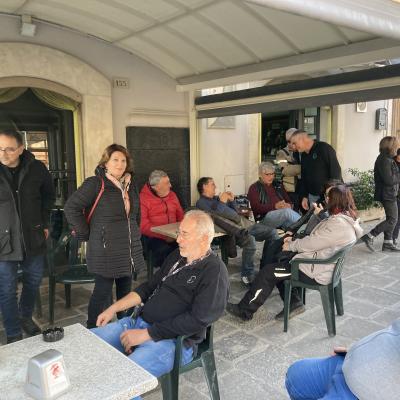 054 Una Passeggiata E Un Buon Caffe In Totale Relax In Piazza