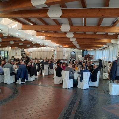 7 Finita L Assemblea E Consegnati I Gadget Dopo L Aperitivo Servito Nel Giardino D Inverno