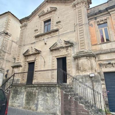 023 All Esterno Presenta Un Affaccio Ricco Di Intagli Che Si Distinguono Per Il Caratteristico Motivo A Graticcio Tipico Dei Lapicidi Militellesi Del Xvii Secolo