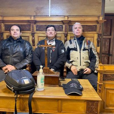 033 Il Vescovo Eil Clero Seduti Nel Presbiterio