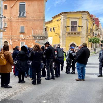 043 Tutti Attenti Ad Ascoltare I Terribili Versi Della Madre Del Caruso Che Fu Costretta A Cantare Davanti Al Figlio Morto