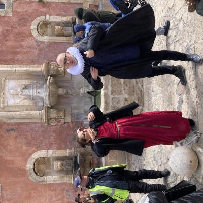 045 Sebastiano E La Sua Collega Ci Intrattengono Raccontandoci Parlandoci Della Fontana