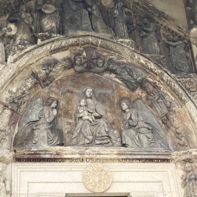054 Al Centro Vi E La Lunetta In Cui Troneggia La Madonna Con Il Bambino Tra Due Angeli Oranti