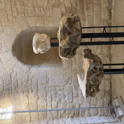 063 Interessanti Capitelli Di Cui Uno E Decorato Con Un Volto Maschile Coi Capelli A Caschetto Secondo La Moda Due Trecentesca