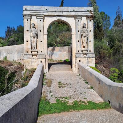 022 I Due Bassorilievi Hanno Dimensioni Imponenti Rispetto All Intera Struttura Attorno A Questi Bassorilievi Nel Tempo Sono Sorte Diverse Leggende