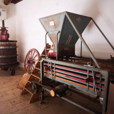 033 Un Torchio Vinario E Una Diraspatrice Per L Uva Nero D Avola