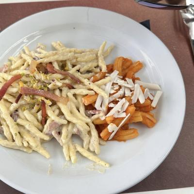 044 Pasta Al Ragu Di Maiale E Straccet Al Pisttachio E Speck