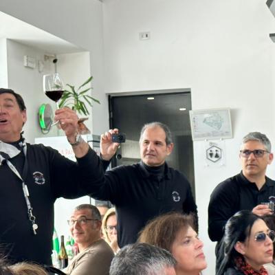 045 E Come Sempre Dopo Qualche Bicchiere Partono I Brindisi