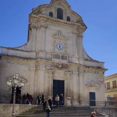 046 Le Colonne Tortili Dell Ingresso Principale Sormontate Da Cornice Sopra La Quale Si Erge Uno Scudo Coronato Suggeriscono La Divisione Interna In Tre Navate Cosi Come I Portoni Laterali