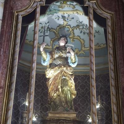 050 Nelle Due Navate Laterali Si Trovano La Cappella Di Santa Sofia Dove Si Conserva La Imponente Statua Della Patrona