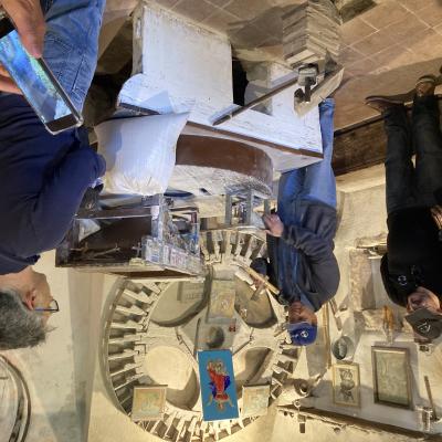 015 In Questa Foto Il Signor Mario Ci Spiega In Funzionamento Del Mulino