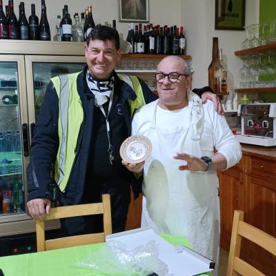 029 Dopo Ben 17 Anni Rincontriamo Il Signor Franco Del Ristorante L Usignolo Omaggiandogli Il Nostro Svuotatasche