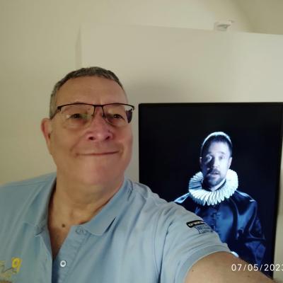039 Un Selfie Di Guglielmo Con La Guida Virtuale Del Museo