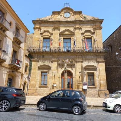066 Palazzo Di Citta Presenta Una Facciata In Stile Barocco Con Un Portale Sormontato Dallo Stemma Della Citta