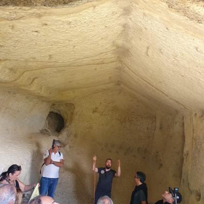 031 Le Caratteristiche Tipologiche Che Rendono Il Sito Di Vallone Canalotto Unico Nel Vasto Panorama Degli Insediamenti Rupestri Della Sicilia E Dellitalia Meridionale