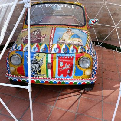 045 Spazio Esterno Dove Il Visitatore Potra Ammirare Diversi Esemplari Di Fiat 500 Una Del 1968 Riveduta E Corretta In Chiave Prettamente Siciliana