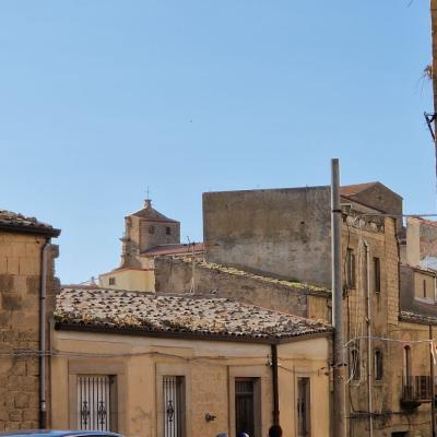 066 I Coppi Delle Case Fanno Da Base Per I Monti E La Natura Che Circonda Questo Luogo Magico