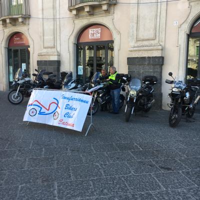 001 Si Parcheggia In Piazza Universita Facendo Un Po Di Pubblicita