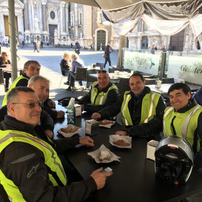 002 Per Affrontare Il Duro Lavoro Di Staffetta Bisogna Rifocillarsi