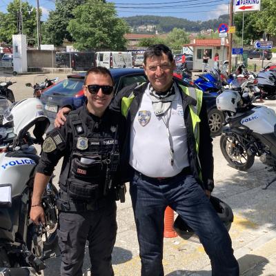 013 Con Il Nostro Amico Poliziotto Greco Scambio Dei Gagliardetti