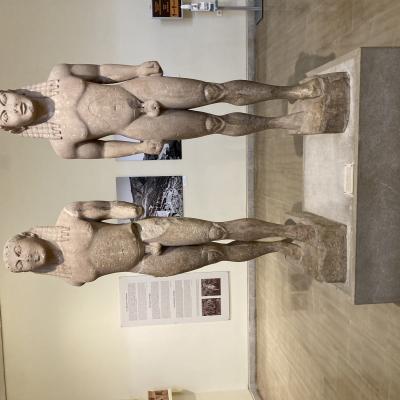 034 La Sala 3 E Dominata Dai Kouroi Di Delfi Statue Maschili Arcaiche Conosciute Anche Come Cleobi E Bitone Che Furono Prodotte Ad Argo Tra Il 610 E Il 580 A.c