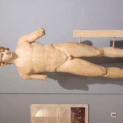 044 La Sala 12 Contiene Oggetti Tardo Ellenistici E Romani Tra Cui Una Famosa Statua Di Antinoo
