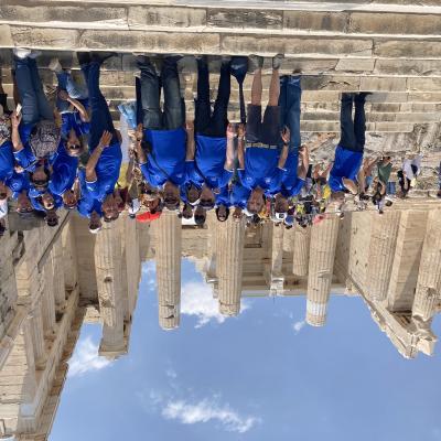 68 Parte Del Gruppo Presso L Ingresso Monumentale I Propilei Finiti Di Costruire Nel 432 A.c
