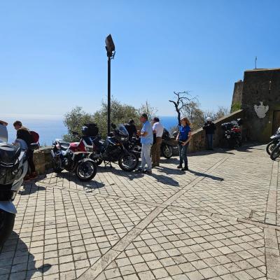005 Parcheggiamo Davanti All Ingresso Del Castello Con Lo Stemma Del Casato Della Famiglia Ruffo