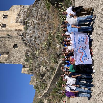 012 Prima Di Inziare La Visita Una Foto Di Gruppo Nel Patio Del Castello