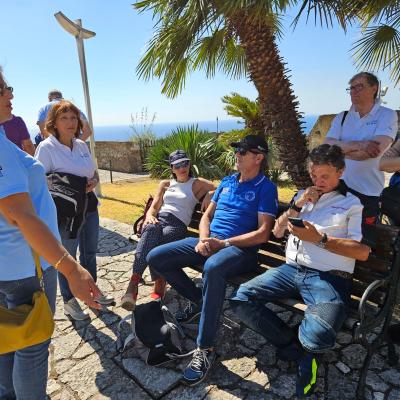 017 Ragazzi Fa Caldo Tutti Alla Ricerca Dell Ombra