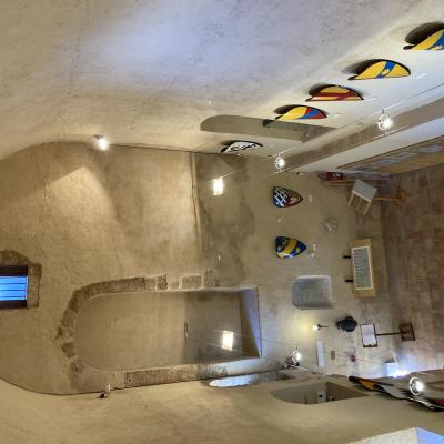 025 L Edificio E Diviso In Tre Livelli E La Muratura E Composta Da Blocchetti Di Pietra Calcarea Non Sbozzata E Tenuta Insieme Da Malta Esclusi I Cantonali E Le Finiture Decorative Eseguiti Con Blocchi Calcarei Ben Squadrati