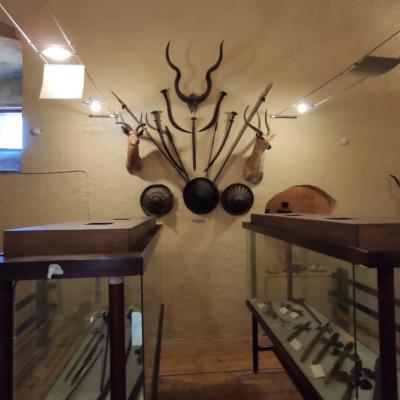 026 Negli Ambienti Espositivi Sono Custoditi Preziosi Reperti Fra I Quali Una Ricca Collezione Di Armi Da Guerra Spade Asce Alabarde Balestre Ed Elmi