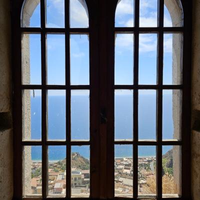 030 Finestre Bifore Coronate Da Ghiere Ogivali Con Il Classico Sopralzo In Pomice Lavica Nera