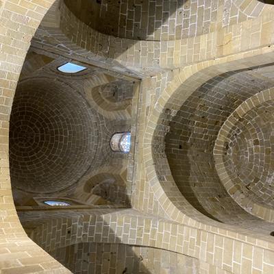017 Al Centro La Cupola A Sesto Rialzato E Poggiata Su Un Tamburo Quadrato E Sostenuta Da Quattro Colonne Due Di Granito Rosso E Due Di Marmo Cipollino.jpeg