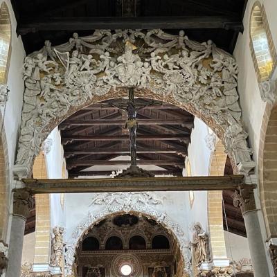 025 La Copertura A Capriate Lignee E Arricchita Da Una Trave Centrale Riccamente Decorata Con Stemmi Strumenti Musicali Ed Armi La Volta A Crociera E Delimitata Da Due Archi