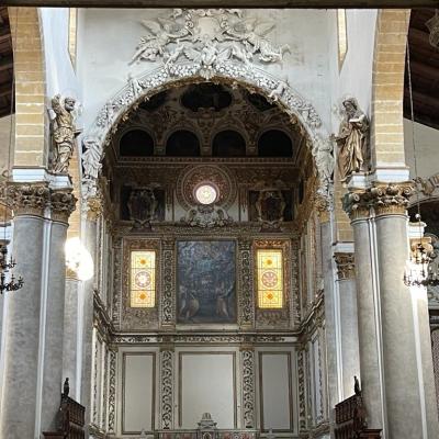 027 Arco Absidale Realizzato Da Gaspare Serpotta Nel 1667 Collocate Su Mensole Alla Base Dell Arco Le Statue Raffiguranti Sant Agnese A Destra E Sant Agata A Sinistra
