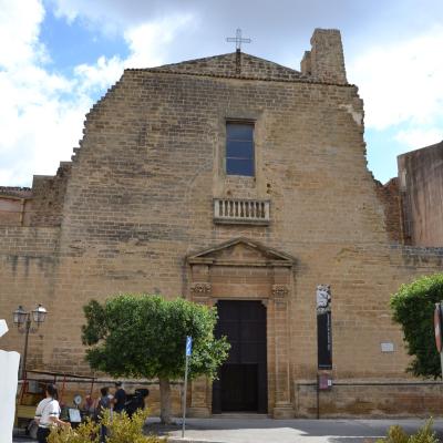040 Il Prospetto Della Chiesa San Domenico E Realizzato Con Conci Di Arenaria A Vista Il Portale Presenta Un Timpano Triangolare Retto Da Architrave Poggiante Su Lesene Con Capitelli Corinzi