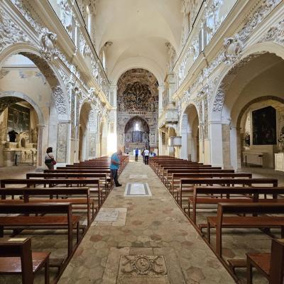 041 La Navata Centrale Confluisce Nel Presbiterio Arricchito Con La Dinamica Composizione Dell Albero Di Jesse E Arco Gotico Dietro Si Apre La Cappella Del Coro